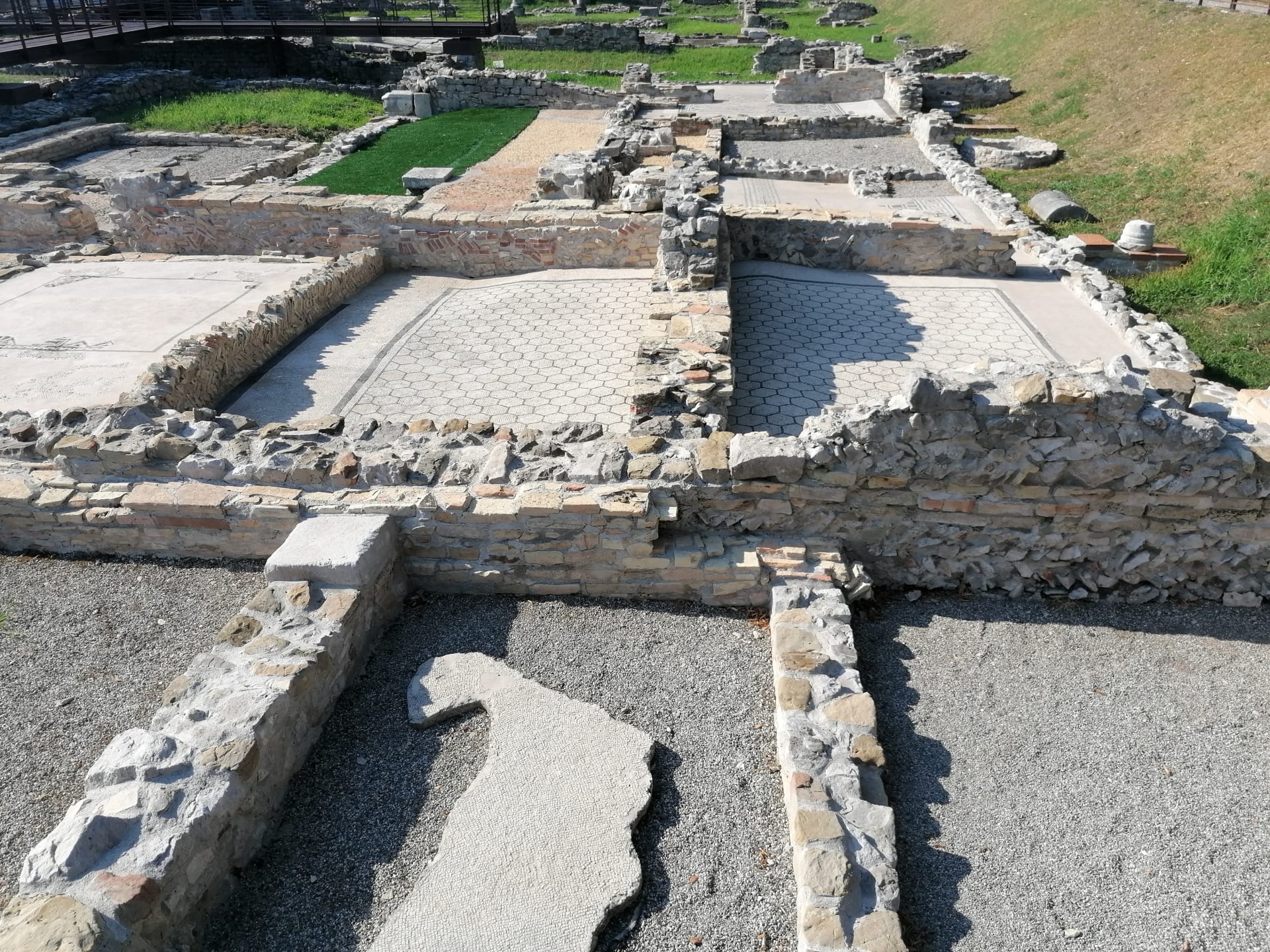 Aquileia. Archeologické vykopávky, většinu antického velkoměsta ale zatím skrývá hlína.