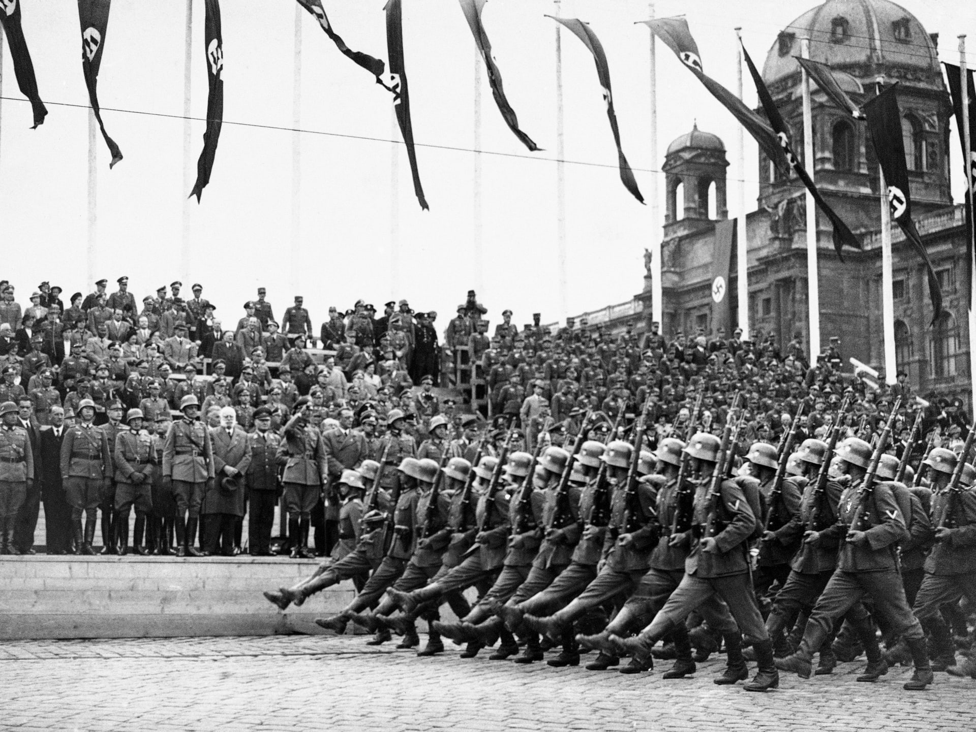 Po anšlusu, tedy připojení Rakouska k nacistickému Německu, následovalo roku 1938 odstoupení Sudet, v březnu 1939 pak okupace Československa.
