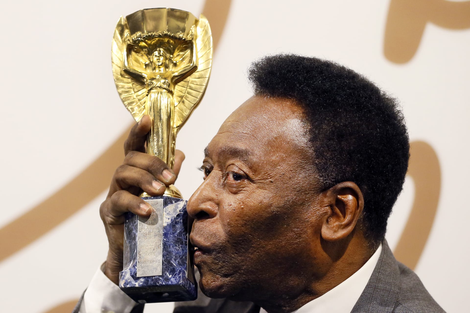 Legendární brazilský fotbalista Pelé s kopií Rimetova poháru, původní trofejí pro mistra světa.