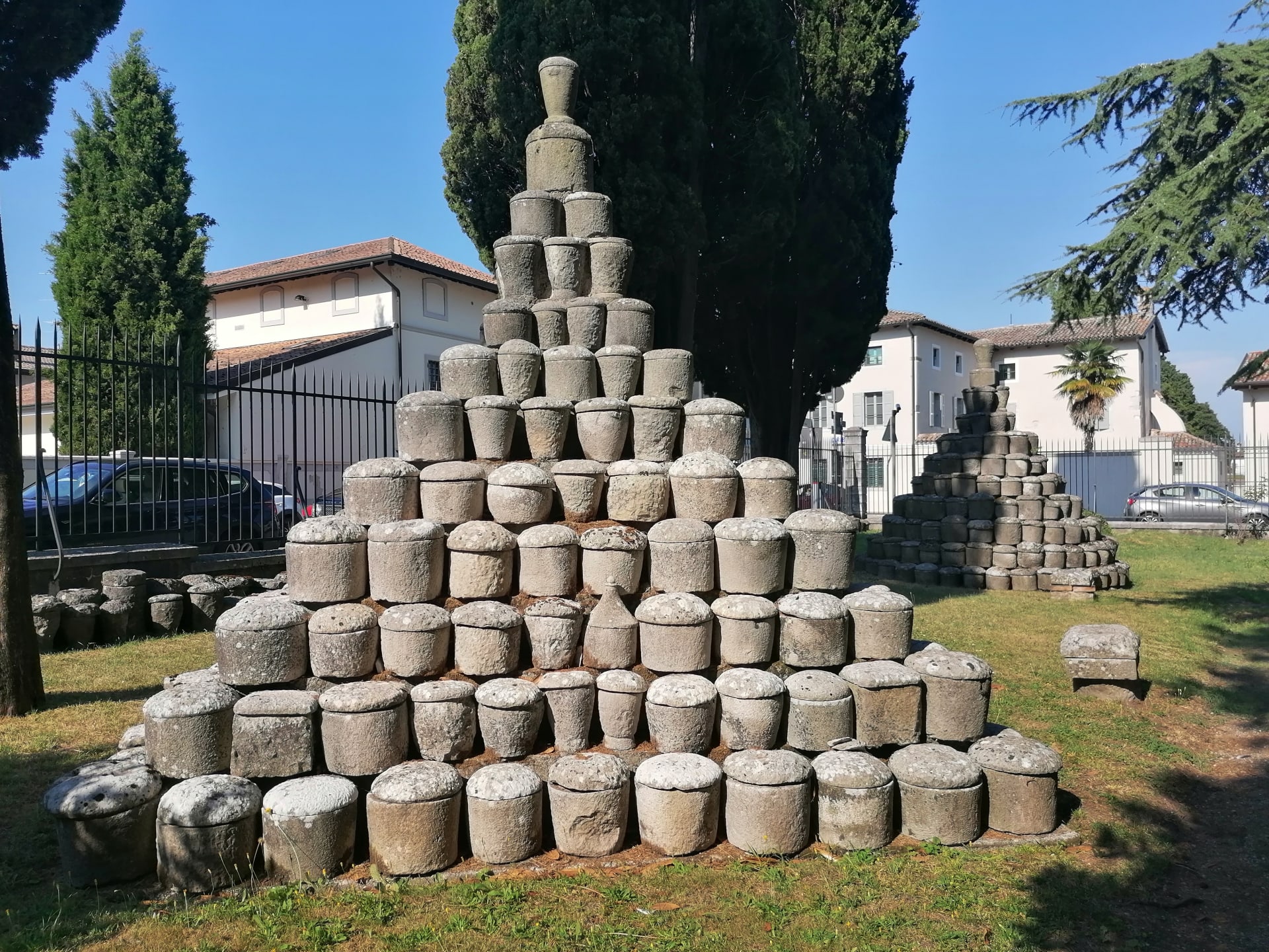 Aquileia. Pyramidy z pohřebních uren