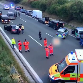Policie na dálnici v Bavorsku v úterý večer zadržela cestujícího, který v dálkovém autobusu vzal tři řidiče jako rukojmí.