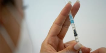 Výhod pro očkované ubývá. Nejde o levnější jízdenku, ale mírný průběh, vysvětluje Válek 