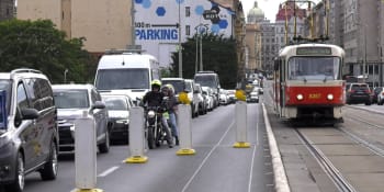 I na Den bez aut čekali řidiči v Praze v kolonách. Dopravní peklo pokračuje