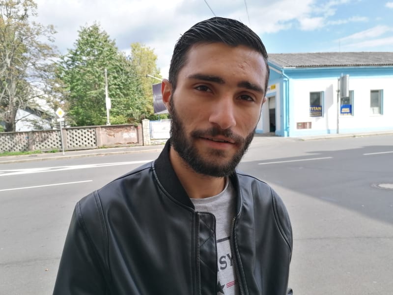 Ve vyloučené lokalitě kolem Jílové ulice v Ostravě-Přívoze bude asi většina Romů volby opět ignorovat. Ani tento mladý muž se k volbám nehrne, v lokalitě volilo v roce 2017 jen 8 procent oprávněných voličů.