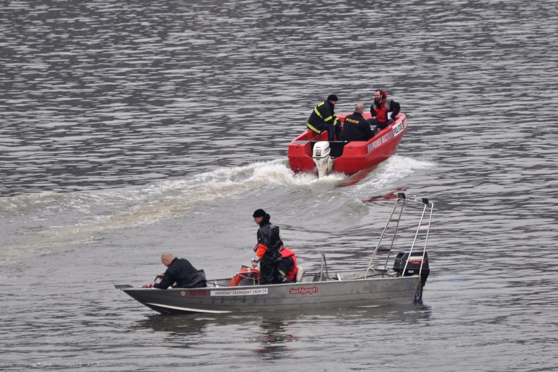 Pražští hasiči pátrali ve Vltavě po neznámém muži, který skočil do vody z Hlávkova mostu. (Ilustrační foto)