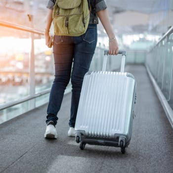 Žena s kufrem na letišti
