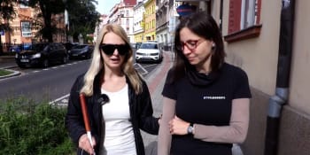 Vyzkoušeli si chůzi poslepu. Lidé v Ústí nad Labem se seznámili s životem nevidomých