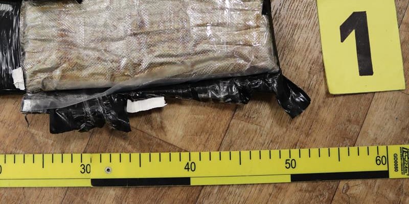 Žena v kufru pašovala téměř čtyři kila kokailnu.