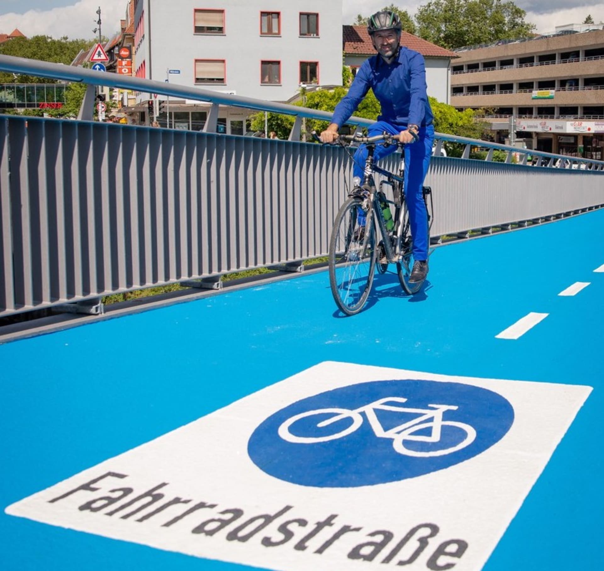 Starosta města Tübingen Boris Palmer projíždí přes nově otevřenou cyklistickou lávku. 
