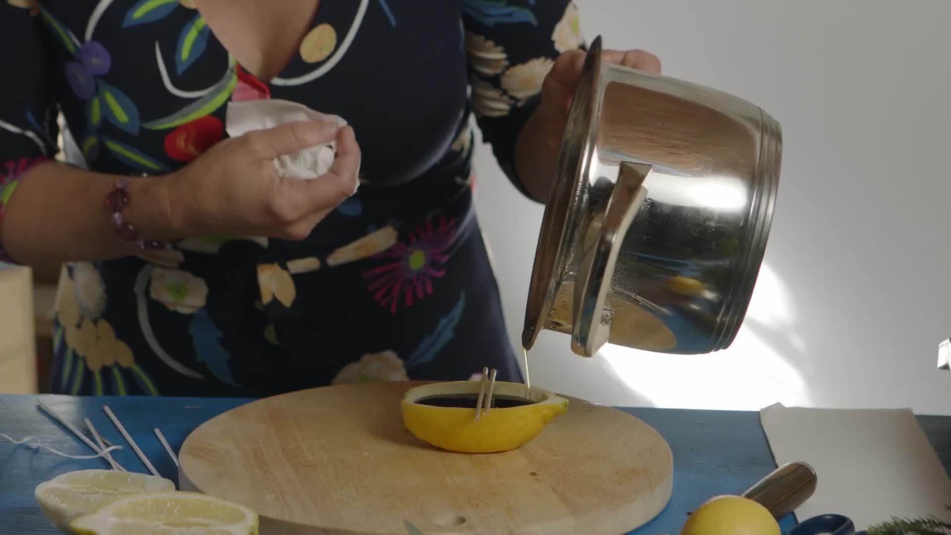 Nalijte první část vosku do slupky od citronu