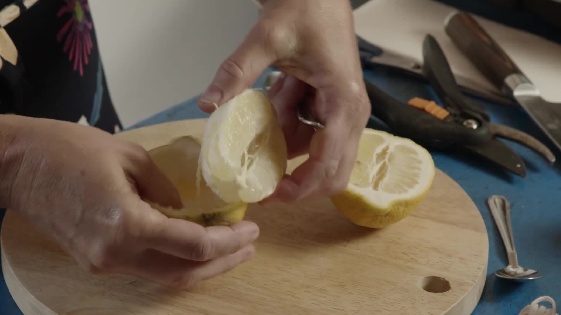 Vyndejte dužinu z půlky citronu