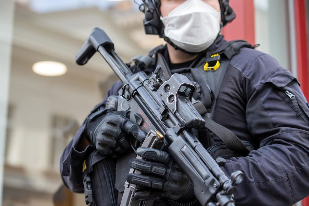 Antimonopolní úřad pokutuje ministerstvo vnitra za nákup zbraní policistům bez tendru.