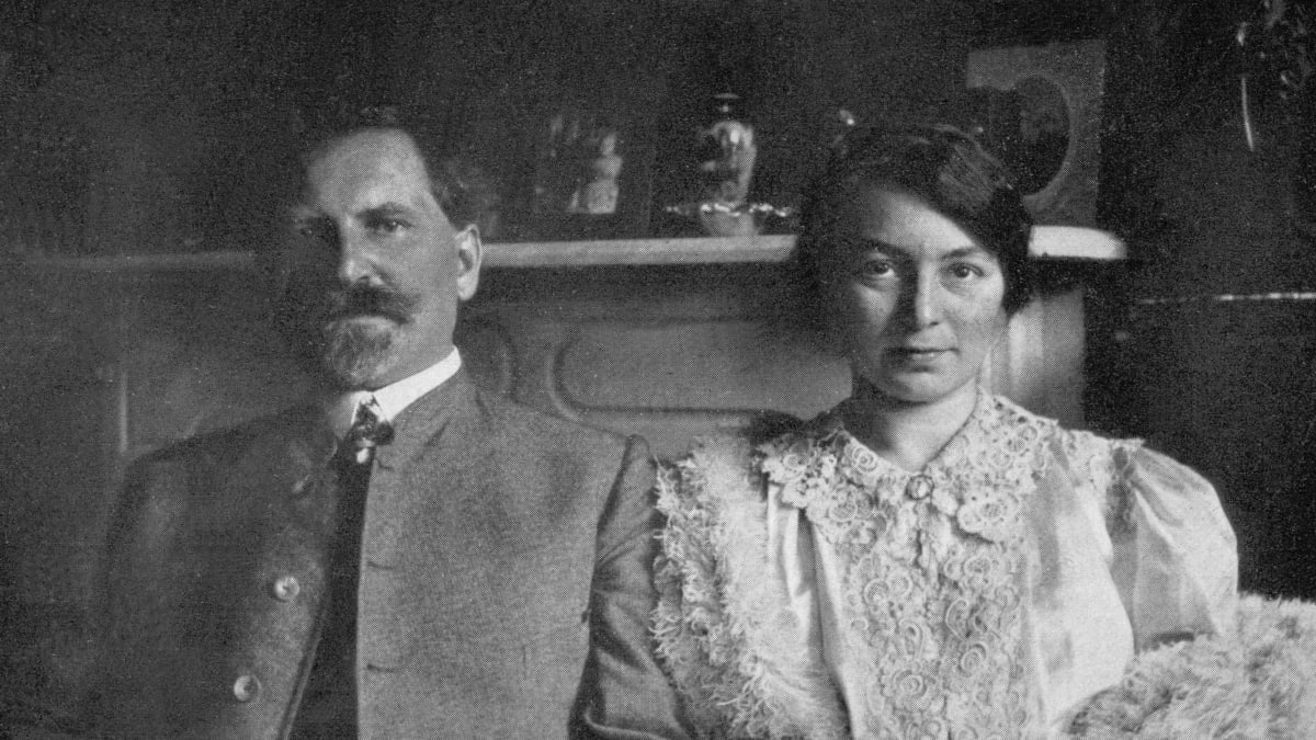 Alfons Mucha se svou manželkou na fotografii z roku 1907.