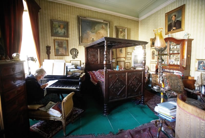 Interiér slavného muchovského domu na pražských Hradčanech. Na snímku je postel, kterou Alfons Mucha koupil od Emy Destinnové.