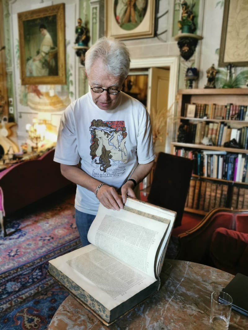 John Mucha ve slavném rodinném domě na Hradčanech listuje v původní Bibli Kralické.