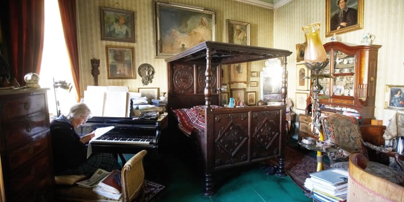 Interiér slavného muchovského domu na pražských Hradčanech. Na snímku je postel, kterou Alfons Mucha koupil od Emy Destinnové.