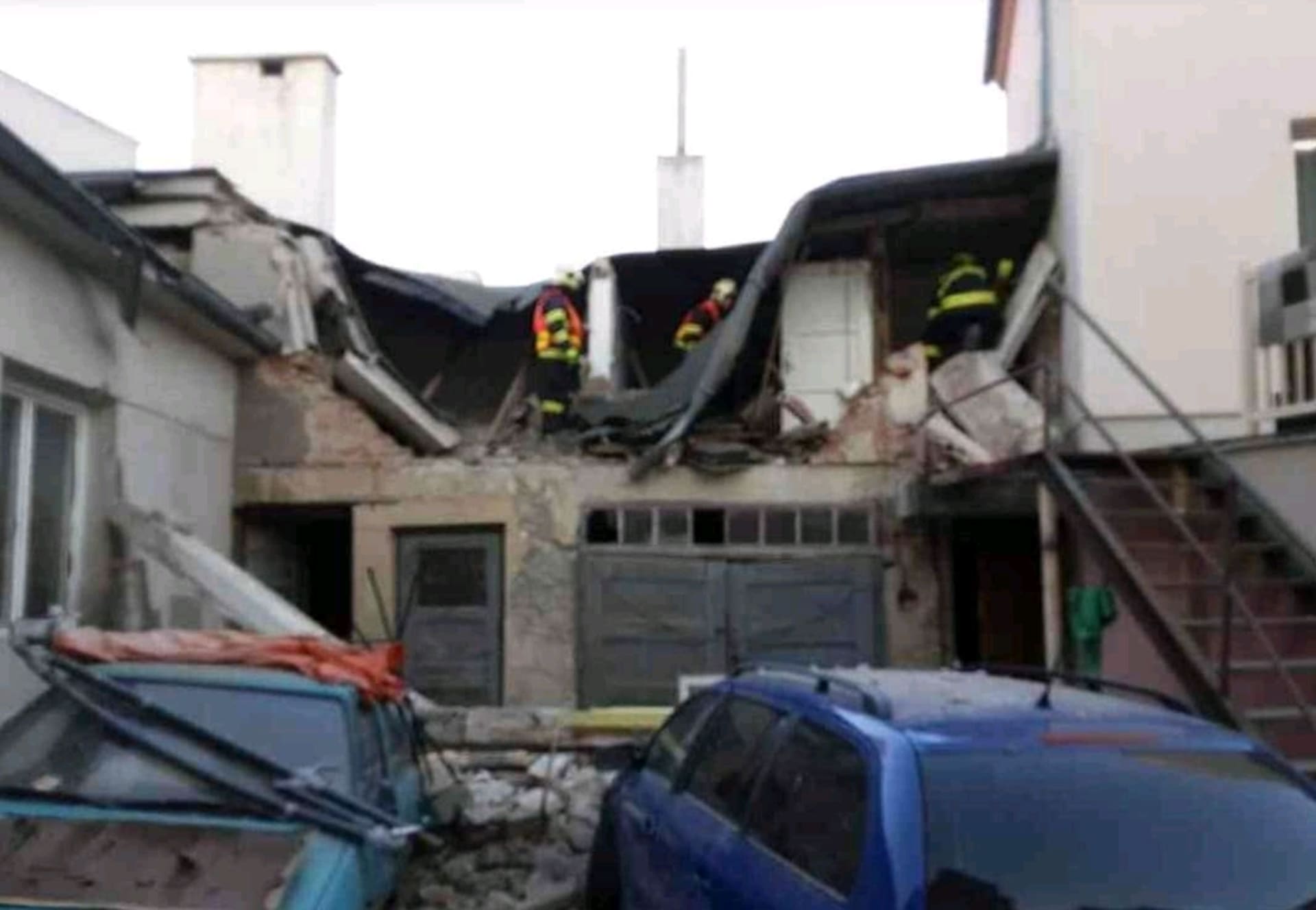 Na místě zasahují hasiči Olomouckého kraje, kteří ze sousedních objektů evakuovali sedm dospělých osob a dvě děti.