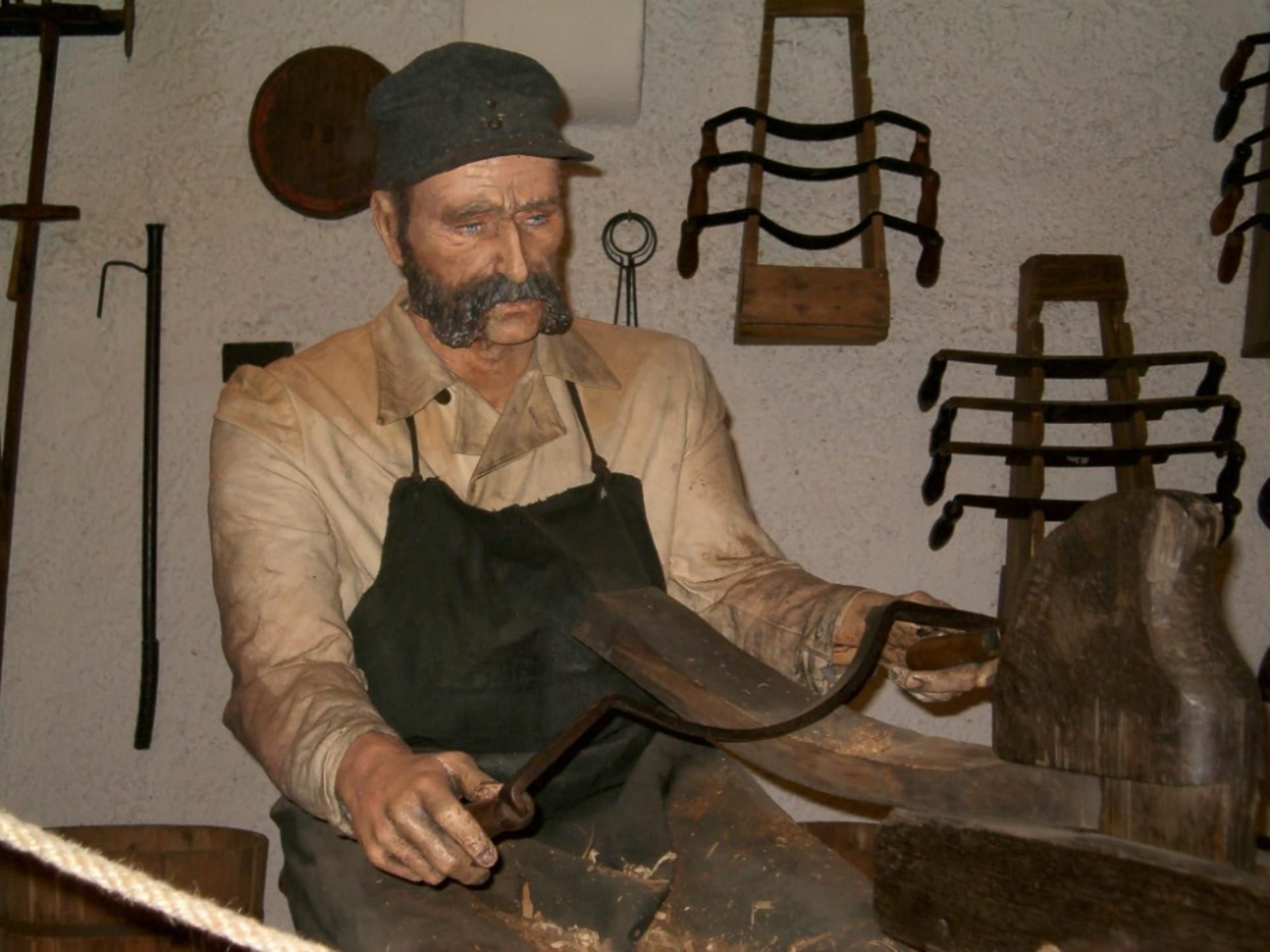 Jednou z ukázek expozice Pivovarského muzea je postava bednáře při výrobě sudu