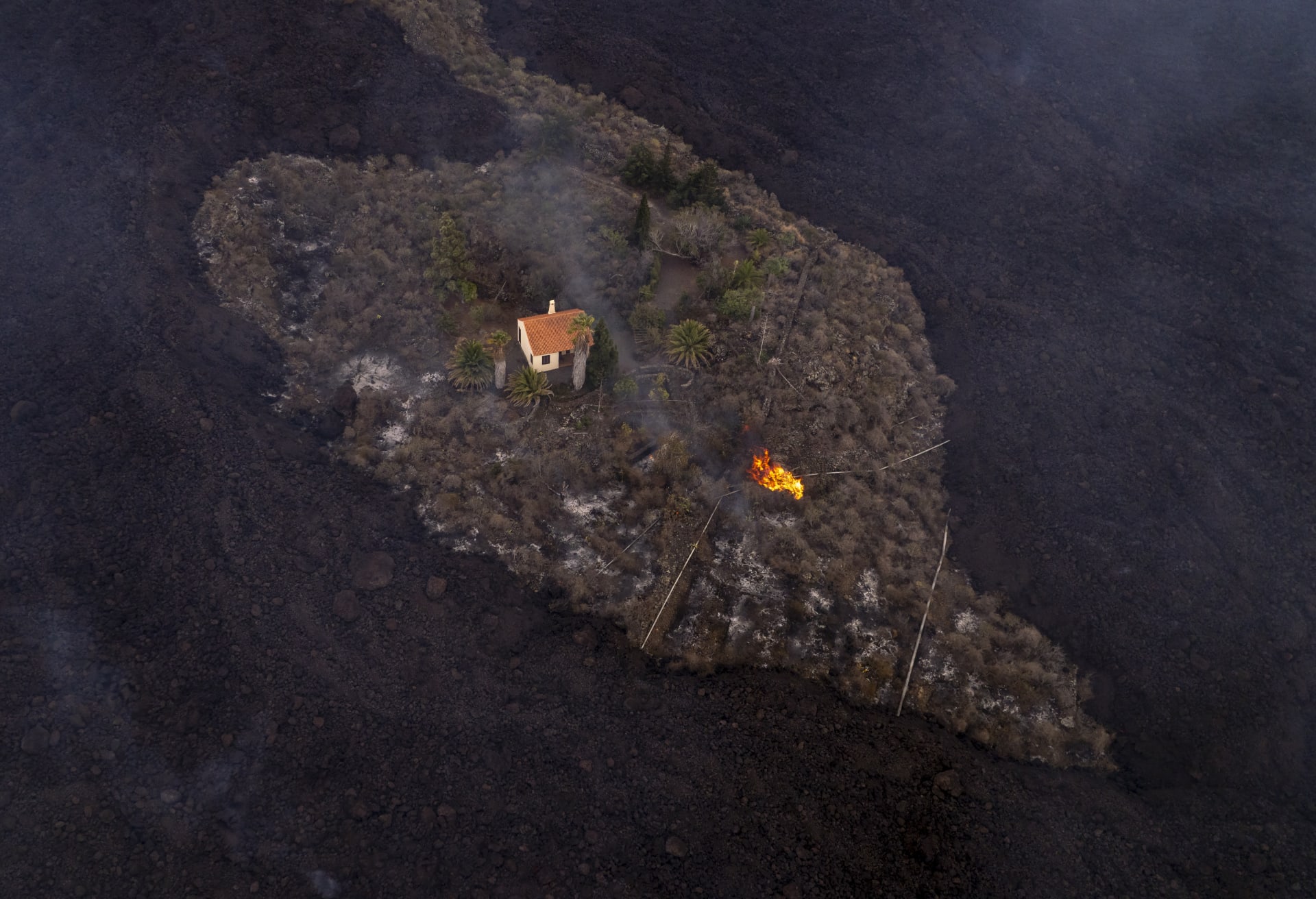 Láva ze sopky na ostrově La Palma ničí domovy. Jeden zázračně unikl.