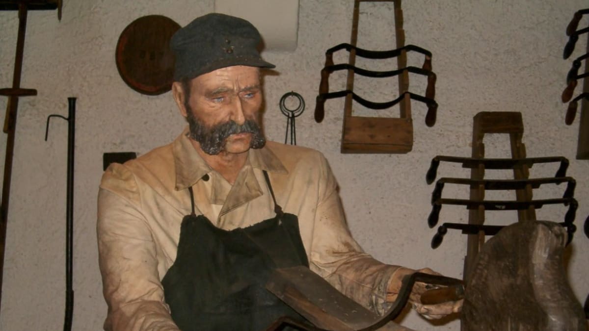 Jednou z ukázek expozice Pivovarského muzea je postava bednáře při výrobě sudu