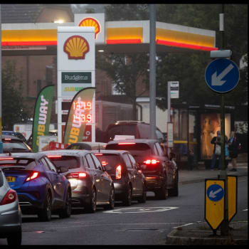 Ve Velké Británii započala panika. Lidé se sjíždí k benzínkám, tvoří se u nich dlouhé kolony.