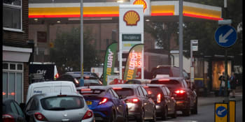 Británii zachvátila benzinová panika. Palivo nemá na pumpy kdo vozit, některé zavírají