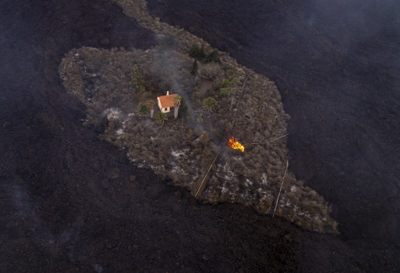 Láva ze sopky na ostrově La Palma ničí domovy. Jeden zázračně unikl.