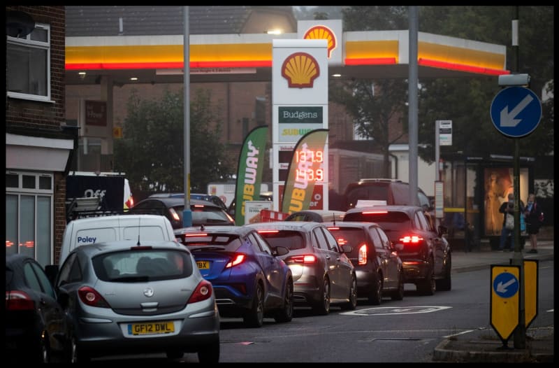 Ve Velké Británii započala panika. Lidé se sjíždí k benzínkám, tvoří se u nich dlouhé kolony.