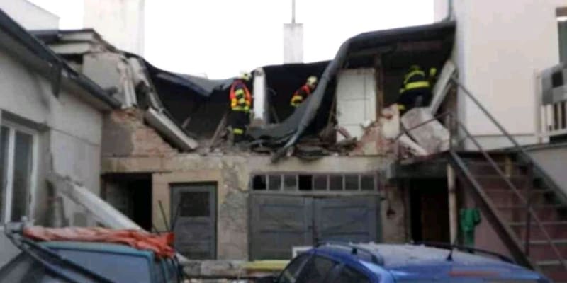 Na místě zasahují hasiči Olomouckého kraje, kteří ze sousedních objektů evakuovali sedm dospělých osob a dvě děti.