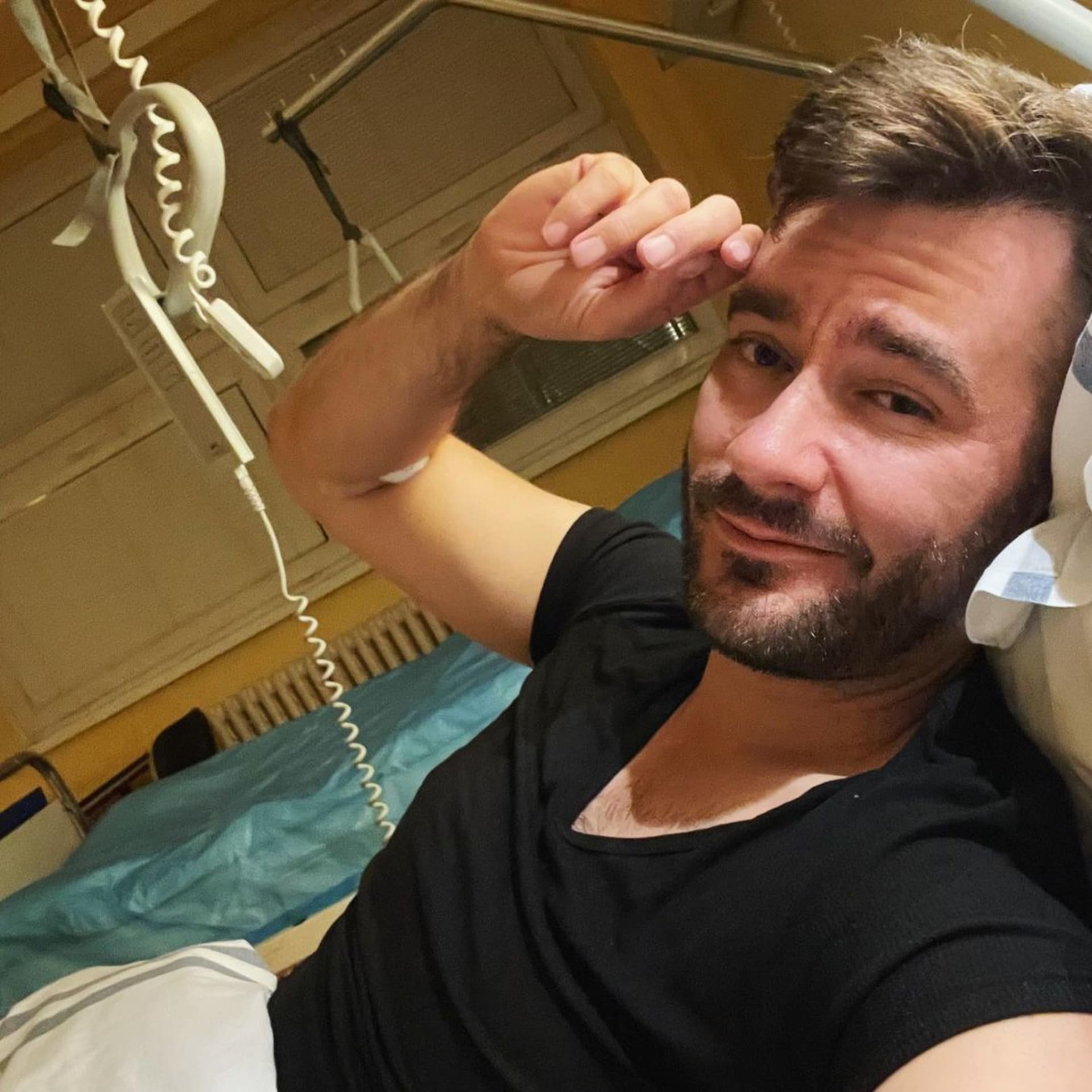 Marek Ztracený během koncertu spadl z pódia a skončil v nemocnici.