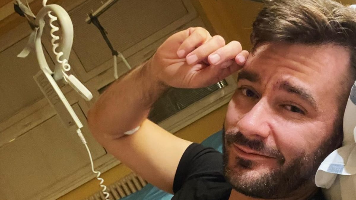 Zpěvák Marek Ztracený během koncertu v Pardubicích spadl z pódia přímo na hlavu. Po koncertě musel zamířit do nemocnice. (Instagram Marka Ztraceného)