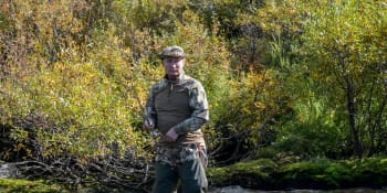 Nové fotky udatného Putina ze Sibiře. Ruský prezident rybaří a hledí do dáli