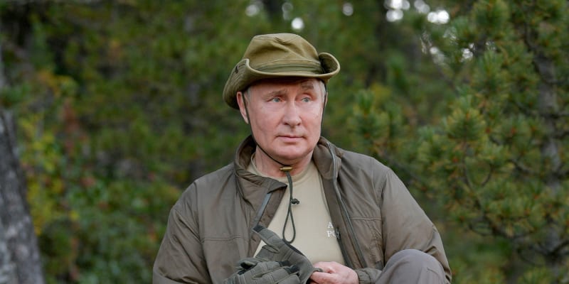 Vladimir Putin pózuje na skále