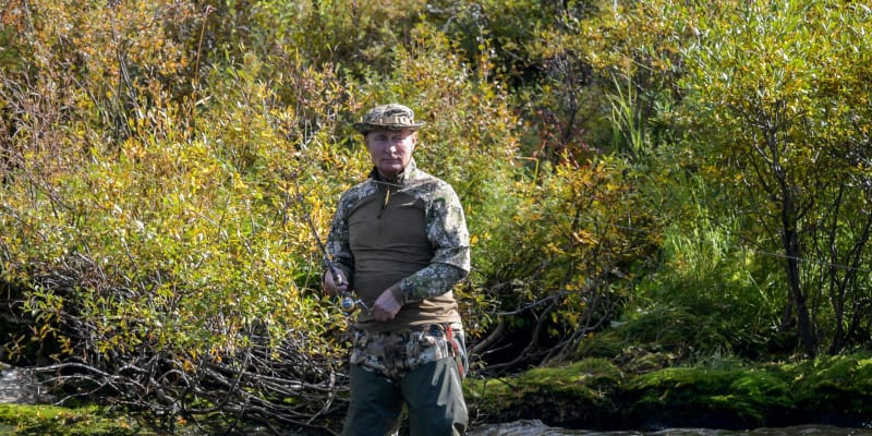 Vladimir Putin při rybaření na Sibiři