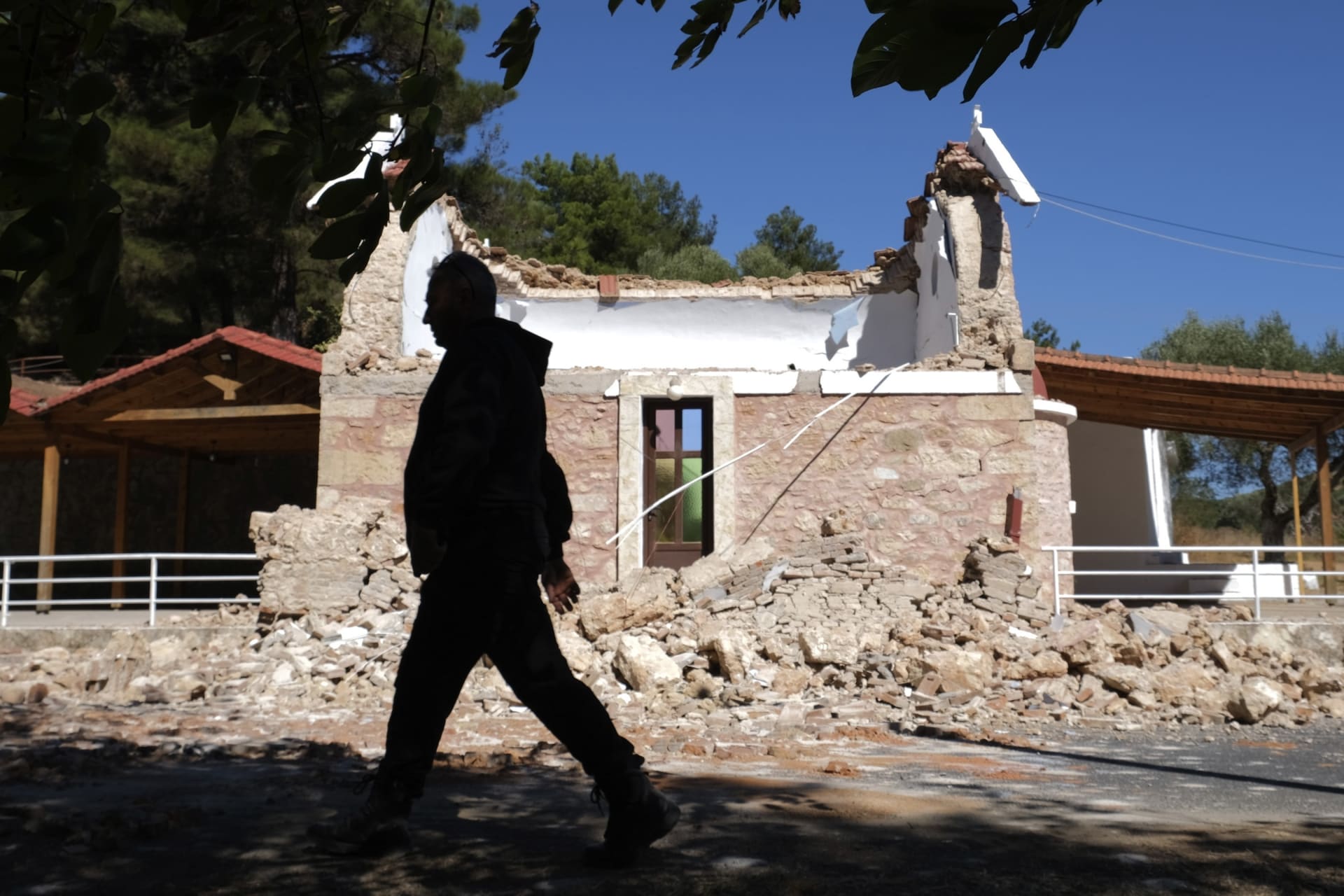 Zemětřesení na ostrově poškodilo desítky budov. (Ilustrační fotografie)