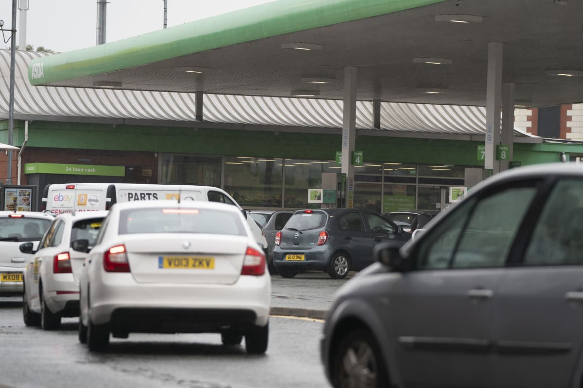Až 90 procent čerpacích stanic ve velkých britských městech nemá palivo. Tam, kde zbylo, se tvoří dlouhé kolony aut.