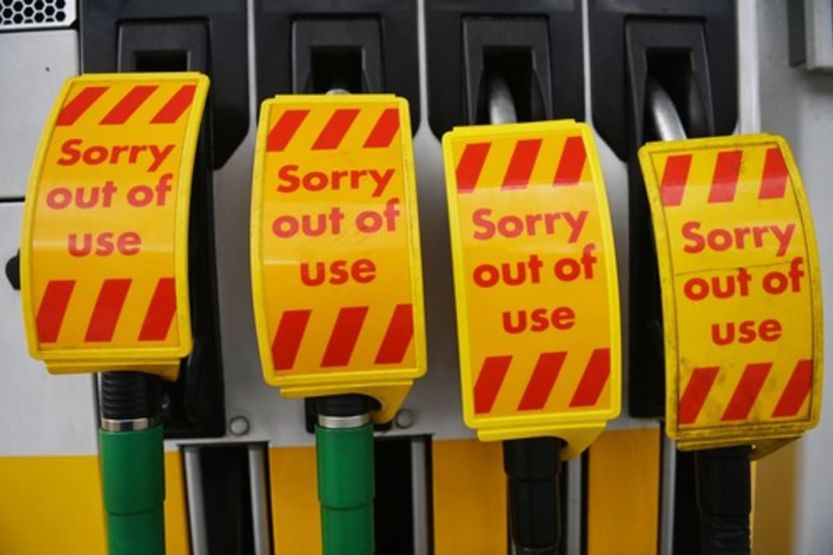 Až 90 procent čerpacích stanic ve velkých britských městech nemá palivo. Tam, kde zbylo, se tvoří dlouhé kolony aut.