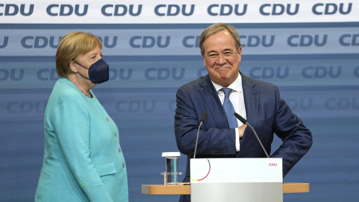 Angela Merkelová a Armin Laschet během vyhlašování výsledků německých voleb