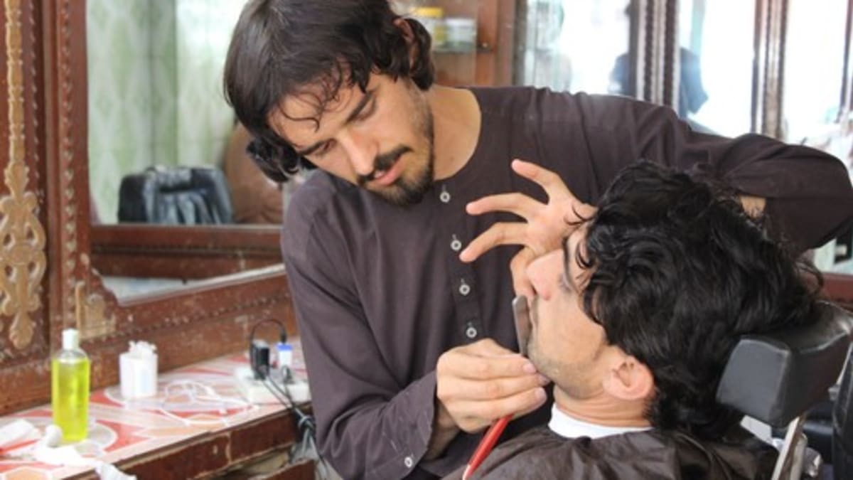 Afghánským holičům nastávají těžké časy