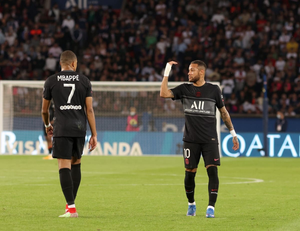 Neymar (vpravo) a Mbappé při sobotním zápase PSG proti Montpellieru
