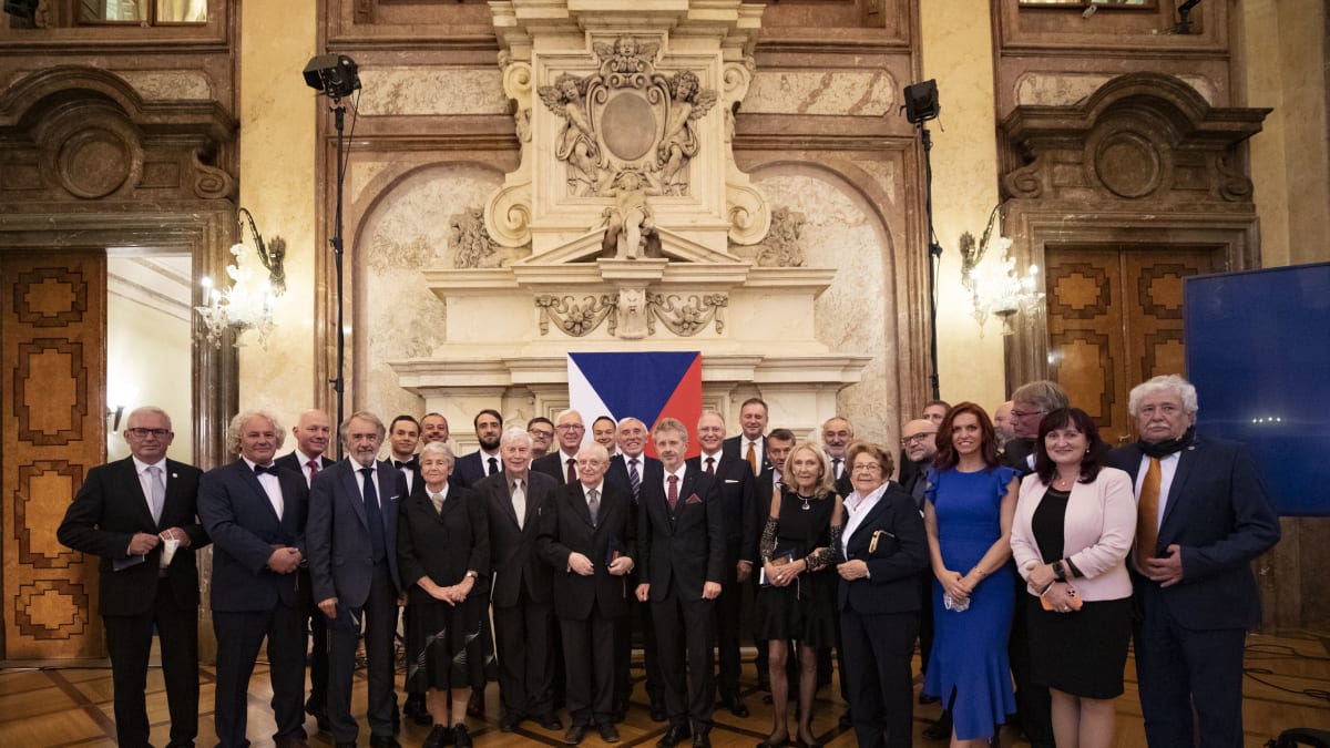 Pověřený ředitel BIS Koudelka patří mezi 15 osobností, které v úterý v Senátu získaly stříbrnou medaili předsedy horní komory. (Zdroj: Senát Parlamentu České republiky)