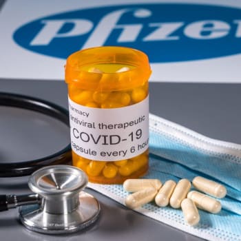 PF-07321332 – pracovní název nové pilulky proti covidu, kterou vyvíjí společnost Pfizer.