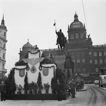 Slib českého národa: 3. července 1942 se v Praze konala manifestace, která byla největším veřejným shromážděním v Protektorátu Čechy a Morava po atentátu na zastupujícího říšského protektora SS-Obergruppenführera Reinharda Heydricha. Zúčastnil se jí také prezident Emil Hácha.