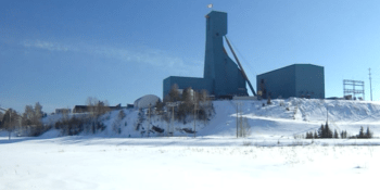 Kanadští horníci bojují o život. Kilometr pod zemí je druhý den uvězněno 39 mužů