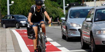 Konec hádek ohledně předjíždění cyklistů? Ministerstvo chystá změny sporného zákona
