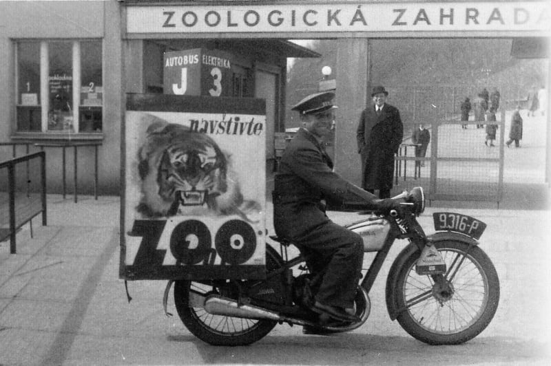 Pojízdná reklama na motocyklu. (zdroj: archiv Zoo Praha)