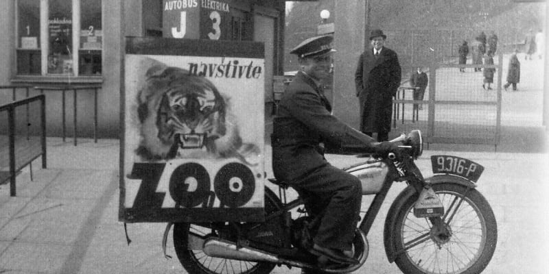 Pojízdná reklama na motocyklu. (zdroj: archiv Zoo Praha)