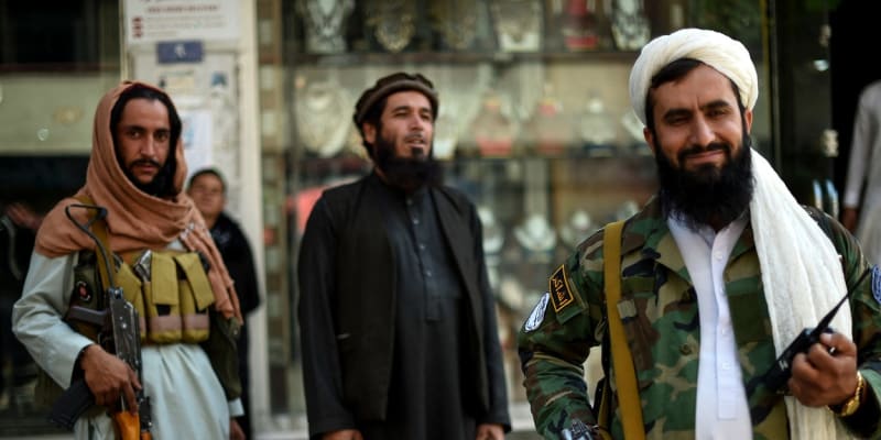 Bojovníci Tálibánu v ulicích Kábulu