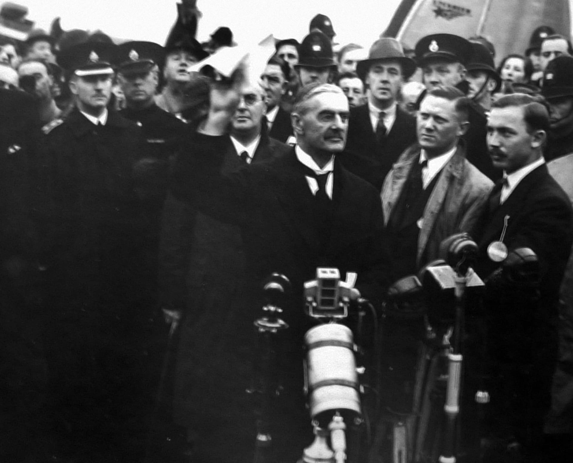 Chamberlain po návratu do země prohlašoval, že dohoda zajistila mír pro naši dobu.