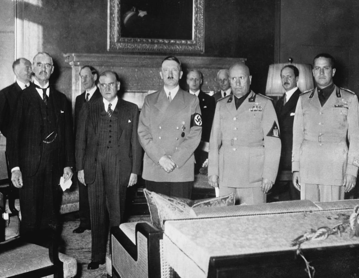 Zleva: britský premiér Neville Chamberlain, francouzský premiér Edouard Daladier, německý kancléř Adolf Hitler, italský premiér Benito Mussolini a italský ministr zahraničí Galeazzo Ciano.